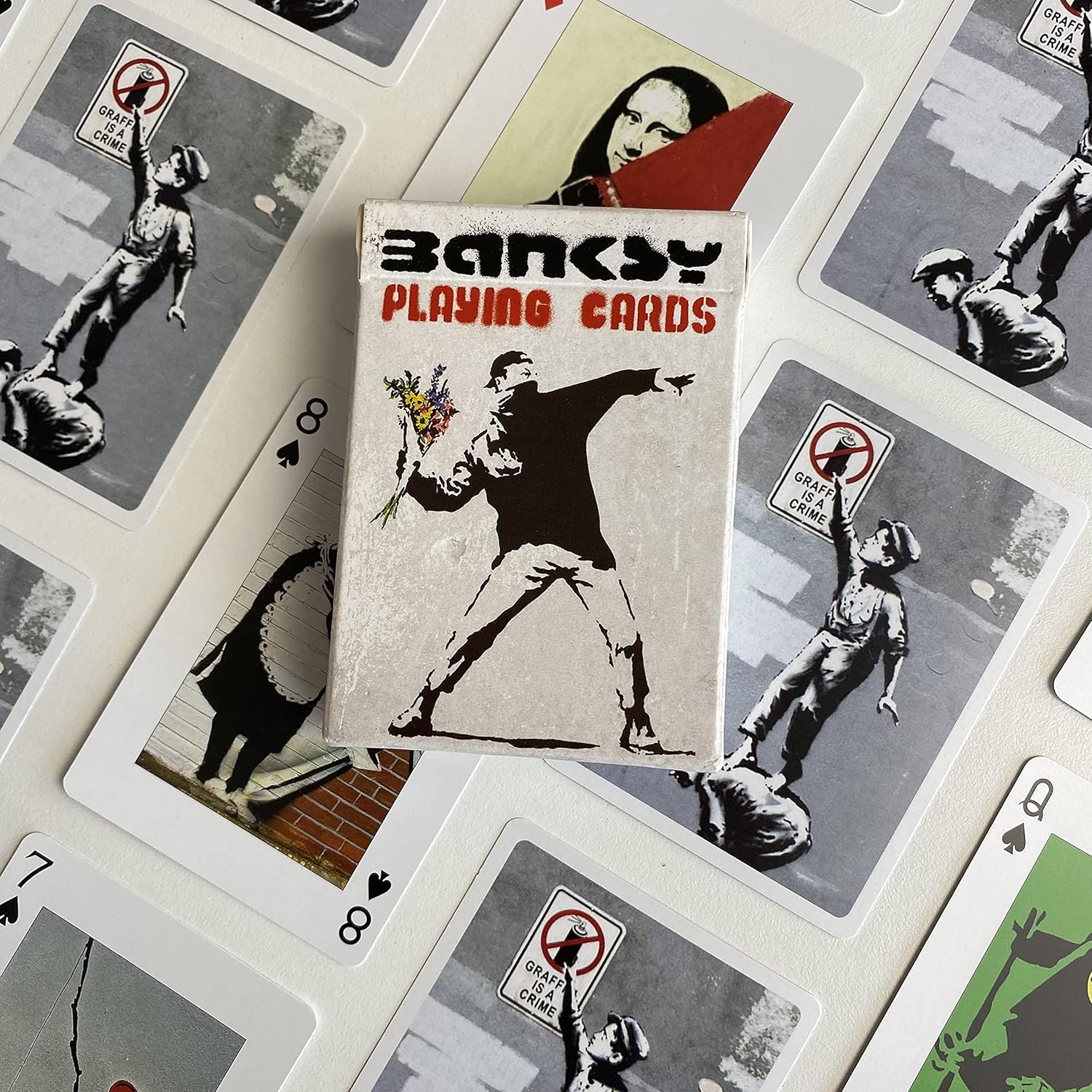 Carte da gioco con disegni di Banksy