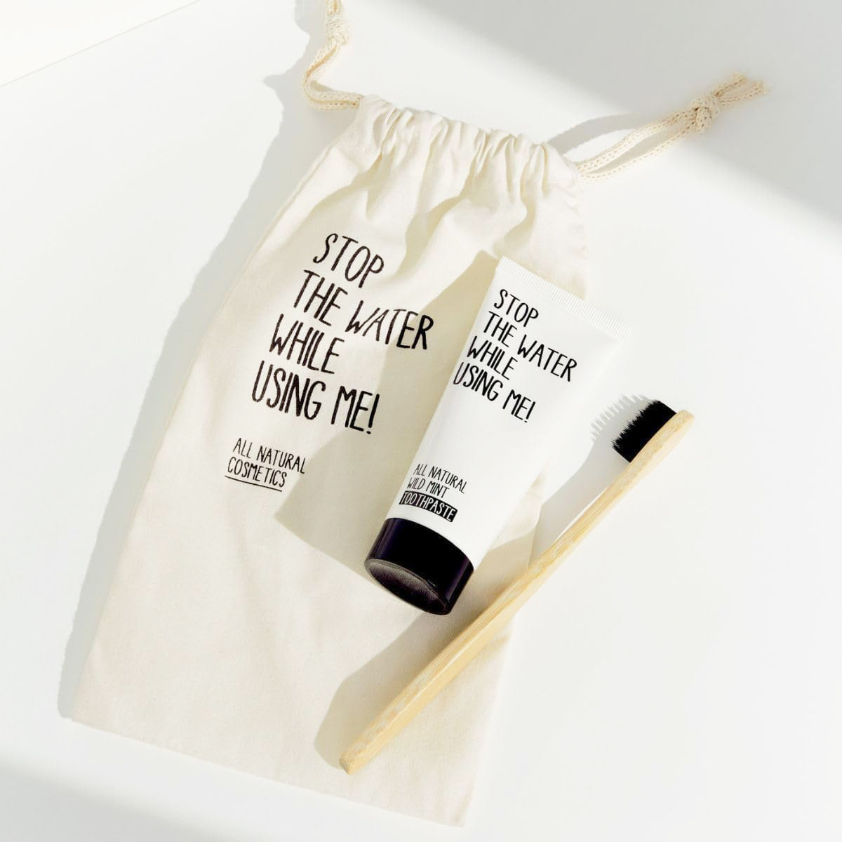 All Natural ORAL Care Set. Contiene lo spazzolino ecologico in bambù, il dentifricio minerale naturale Wild Mint e la pratica mini borsa.