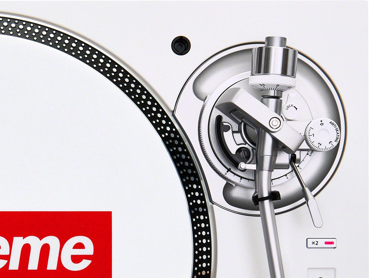 Supreme Technics SL-1200MK7 Turntable White