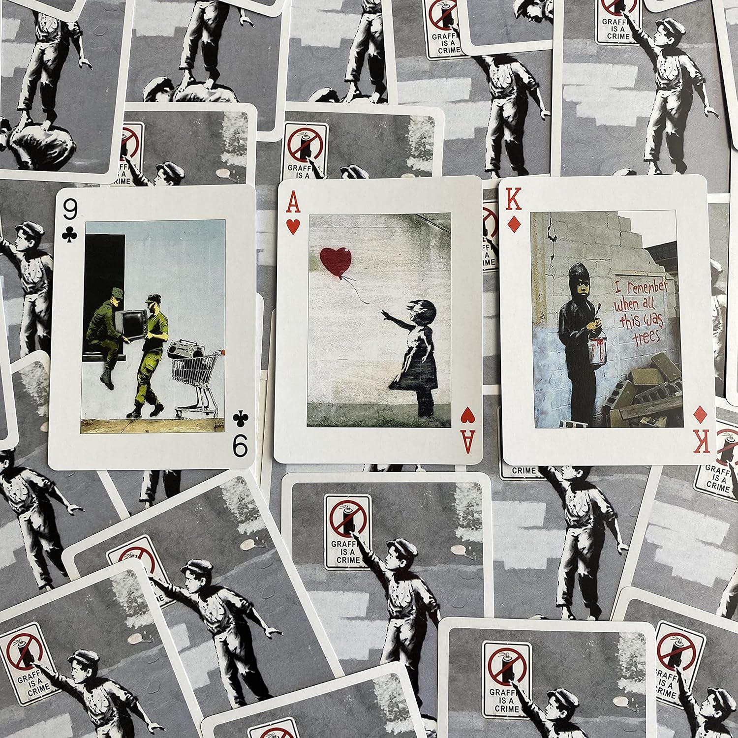 Carte da gioco con disegni di Banksy